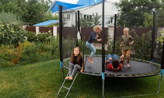 Jak wybrać trampolinę ogrodową? Praktyczny przewodnik dla rodziców i nie tylko